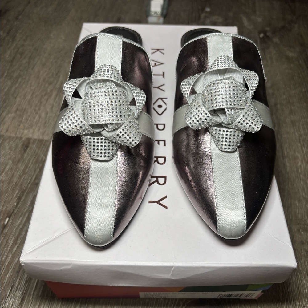 Katy Perry Collection Metallic Flats with Bow – Women’s Size 8